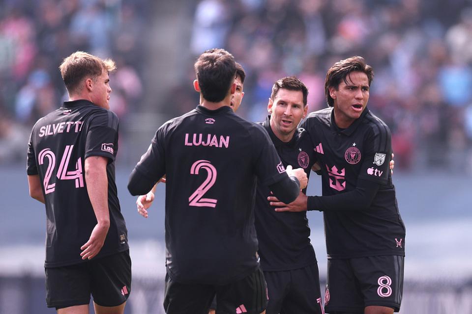 3-2！迈阿密终结各项赛事3连平 38岁梅西2中柱后任意球世界波救主